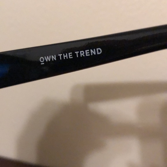 Angular black cat eye sunglasses - Picture 3 of 3